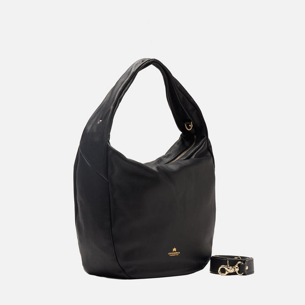 Un a sacca morbidissima nella colorazione nera realizzata in Vitello nappato. Comoda da portare a spalla mediante l'ampia fascia morbidissima. Ampia internamente, rivestita in tessuto logato con scomparto a chiusura zip. Tracolla amovibile. Elegante la metalleria color oro. Logo stampato a caldo sulla parte frontale Trattandosi di Vera Pelle trattata e rifinita artigianalmente, il vostro accessorio sarà durevole nel tempo e sempre attuale.