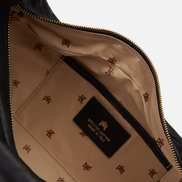 Un a sacca morbidissima nella colorazione nera realizzata in Vitello nappato. Comoda da portare a spalla mediante l'ampia fascia morbidissima. Ampia internamente, rivestita in tessuto logato con scomparto a chiusura zip. Tracolla amovibile. Elegante la metalleria color oro. Logo stampato a caldo sulla parte frontale Trattandosi di Vera Pelle trattata e rifinita artigianalmente, il vostro accessorio sarà durevole nel tempo e sempre attuale.