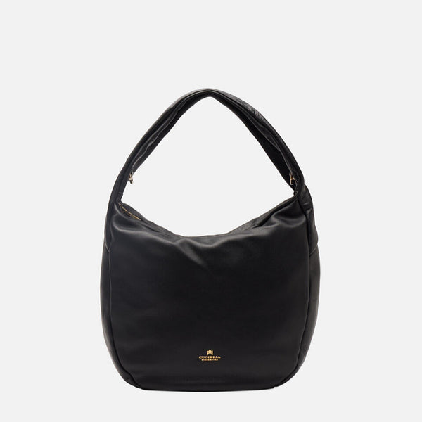 Un a sacca morbidissima nella colorazione nera realizzata in Vitello nappato. Comoda da portare a spalla mediante l'ampia fascia morbidissima. Ampia internamente, rivestita in tessuto logato con scomparto a chiusura zip. Tracolla amovibile. Elegante la metalleria color oro. Logo stampato a caldo sulla parte frontale Trattandosi di Vera Pelle trattata e rifinita artigianalmente, il vostro accessorio sarà durevole nel tempo e sempre attuale.