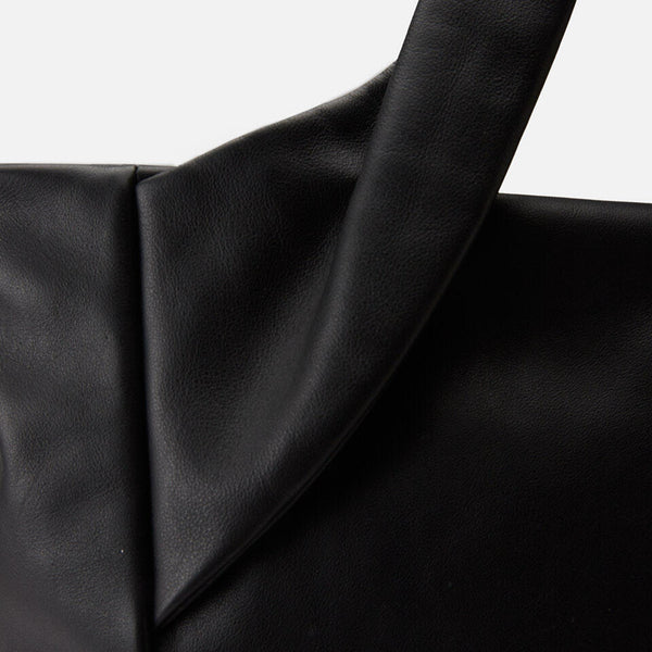 Una Borsa Shopping morbidissima nella colorazione nera realizzata in Vitello nappato. Comoda da portare a mano oppure mediante tracolla amovibile. Ampia internamente, rivestita in tessuto logato con scomparto a chiusura zip. Elegante la metalleria color oro. Logo stampato a caldo sulla parte frontale. Trattandosi di Vera Pelle trattata e rifinita artigianalmente, il vostro accessorio sarà durevole nel tempo e sempre attuale.