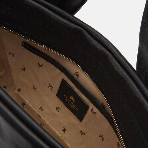 Una Borsa Shopping morbidissima nella colorazione nera realizzata in Vitello nappato. Comoda da portare a mano oppure mediante tracolla amovibile. Ampia internamente, rivestita in tessuto logato con scomparto a chiusura zip. Elegante la metalleria color oro. Logo stampato a caldo sulla parte frontale. Trattandosi di Vera Pelle trattata e rifinita artigianalmente, il vostro accessorio sarà durevole nel tempo e sempre attuale.