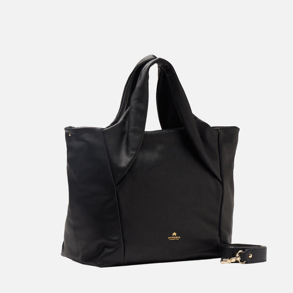 Una Borsa Shopping morbidissima nella colorazione nera realizzata in Vitello nappato. Comoda da portare a mano oppure mediante tracolla amovibile. Ampia internamente, rivestita in tessuto logato con scomparto a chiusura zip. Elegante la metalleria color oro. Logo stampato a caldo sulla parte frontale. Trattandosi di Vera Pelle trattata e rifinita artigianalmente, il vostro accessorio sarà durevole nel tempo e sempre attuale.