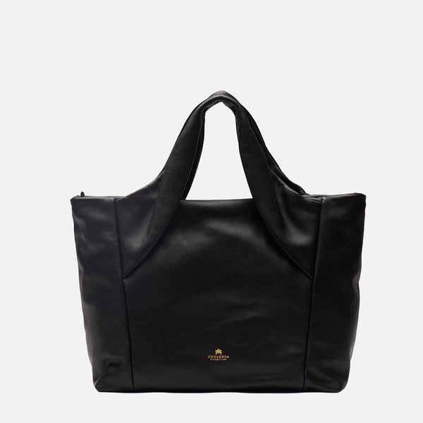 Una Borsa Shopping morbidissima nella colorazione nera realizzata in Vitello nappato. Comoda da portare a mano oppure mediante tracolla amovibile. Ampia internamente, rivestita in tessuto logato con scomparto a chiusura zip. Elegante la metalleria color oro. Logo stampato a caldo sulla parte frontale. Trattandosi di Vera Pelle trattata e rifinita artigianalmente, il vostro accessorio sarà durevole nel tempo e sempre attuale.