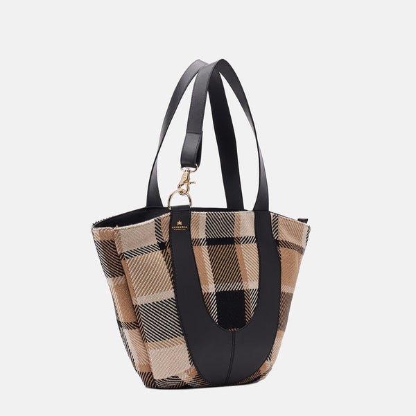 Una Borsa Shopping dal carattere Vintage, realizzata in tessuto Jacquard misto cotone e lana, dalla trama consistente e ricca e un particolare intreccio tartan in colorazioni neutre, da indossare ogni giorno. I dettagli sono realizzati in pelle palmellata. Sicuramente Elegante con uno Stile tutto suo. Internamente rivestita in tessuto logato con pratica tasca zip. Un unico grande scomparto a chiusura zip.