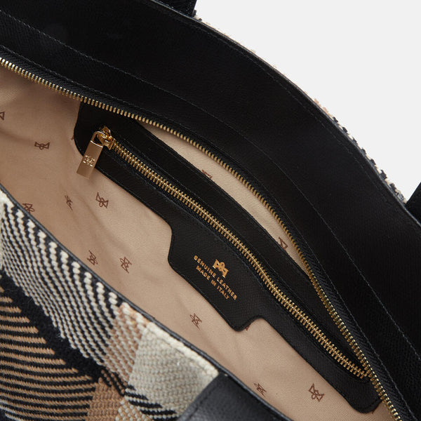 Una Borsa Shopping dal carattere Vintage, realizzata in tessuto Jacquard misto cotone e lana, dalla trama consistente e ricca e un particolare intreccio tartan in colorazioni neutre, da indossare ogni giorno. I dettagli sono realizzati in pelle palmellata. Sicuramente Elegante con uno Stile tutto suo. Internamente rivestita in tessuto logato con pratica tasca zip. Un unico grande scomparto a chiusura zip.