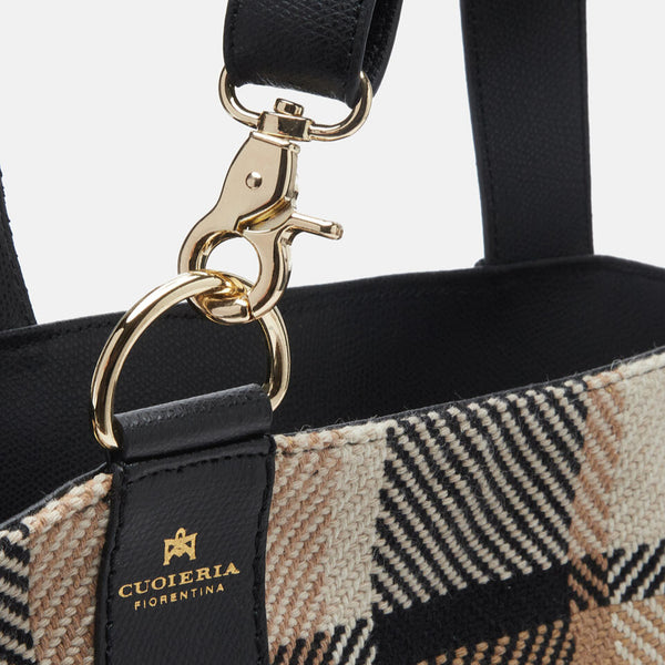 Una Borsa Shopping dal carattere Vintage, realizzata in tessuto Jacquard misto cotone e lana, dalla trama consistente e ricca e un particolare intreccio tartan in colorazioni neutre, da indossare ogni giorno. I dettagli sono realizzati in pelle palmellata. Sicuramente Elegante con uno Stile tutto suo. Internamente rivestita in tessuto logato con pratica tasca zip. Un unico grande scomparto a chiusura zip.