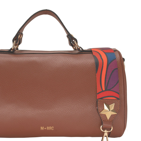 Bauletto Modello Obona M★BRC by Massimo Braccialini realizzata in vera pelle, qualità e originalità in un solo accessorio. Da portare a mano oppure mediante tracolla amovibile, morbidissima al tatto. Colore Cognac con chiusura zip. Elegante e sofisticato ma al contempo Glamour come tutti gli accessori Mbrc.