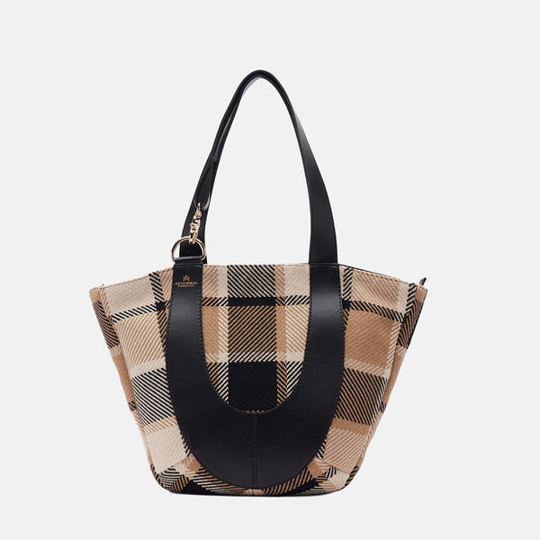 Una Borsa Shopping dal carattere Vintage, realizzata in tessuto Jacquard misto cotone e lana, dalla trama consistente e ricca e un particolare intreccio tartan in colorazioni neutre, da indossare ogni giorno. I dettagli sono realizzati in pelle palmellata. Sicuramente Elegante con uno Stile tutto suo. Internamente rivestita in tessuto logato con pratica tasca zip. Un unico grande scomparto a chiusura zip.