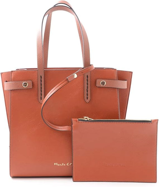 Una Borsa shopper Manila Grace da portare a Spalla nella colorazione Cammello. Diversi scomparti interni tra cui uno a chiusura zip. Chiusura a zip a monte e pochette in dotazione. Metalleria color oro.