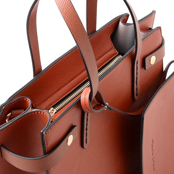 Una Borsa shopper Manila Grace da portare a Spalla nella colorazione Cammello. Diversi scomparti interni tra cui uno a chiusura zip. Chiusura a zip a monte e pochette in dotazione. Metalleria color oro.