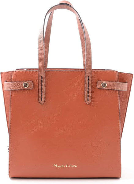 Una Borsa shopper Manila Grace da portare a Spalla nella colorazione Cammello. Diversi scomparti interni tra cui uno a chiusura zip. Chiusura a zip a monte e pochette in dotazione. Metalleria color oro.