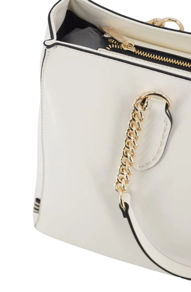 Una Borsa shopper Manila da portare a Spalla nella colorazione Crema. Diversi scomparti interni tra cui uno a chiusura zip. Chiusura a zip a monte. Metalleria color nero lucido. Pendente Manila Grace amovibile. Pratica ed elegante allo stesso tempo.