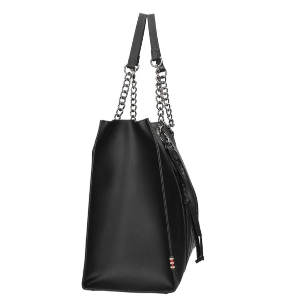 Una Borsa shopper Manila da portare a Spalla. Caratterizzata da effetto trapuntato sul davanti. Diversi scomparti interni tra cui uno a chiusura zip. Chiusura a zip a monte. Metalleria color nero lucido. Pratica ed elegante allo stesso tempo.