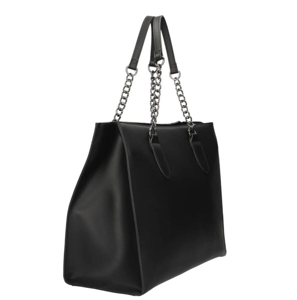 Una Borsa shopper Manila da portare a Spalla. Caratterizzata da effetto trapuntato sul davanti. Diversi scomparti interni tra cui uno a chiusura zip. Chiusura a zip a monte. Metalleria color nero lucido. Pratica ed elegante allo stesso tempo.