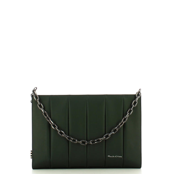 Una Borsa Pochette Bag Manila da portare a mano oppure a tracolla. Caratterizzata da effetto trapuntato sul davanti. Diversi scomparti interni tra cui uno a chiusura zip. Chiusura a zip a monte. Due le tracolle amovibili, una lunga in tono ed una a maglia corta. Metalleria color nero lucido. Pratica ed elegante allo stesso tempo.