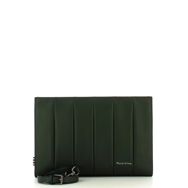 Una Borsa Pochette Bag Manila da portare a mano oppure a tracolla. Caratterizzata da effetto trapuntato sul davanti. Diversi scomparti interni tra cui uno a chiusura zip. Chiusura a zip a monte. Due le tracolle amovibili, una lunga in tono ed una a maglia corta. Metalleria color nero lucido. Pratica ed elegante allo stesso tempo.