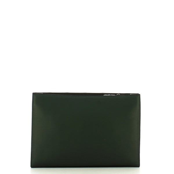 Una Borsa Pochette Bag Manila da portare a mano oppure a tracolla. Caratterizzata da effetto trapuntato sul davanti. Diversi scomparti interni tra cui uno a chiusura zip. Chiusura a zip a monte. Due le tracolle amovibili, una lunga in tono ed una a maglia corta. Metalleria color nero lucido. Pratica ed elegante allo stesso tempo.