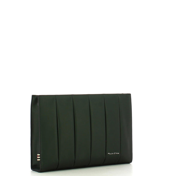 Una Borsa Pochette Bag Manila da portare a mano oppure a tracolla. Caratterizzata da effetto trapuntato sul davanti. Diversi scomparti interni tra cui uno a chiusura zip. Chiusura a zip a monte. Due le tracolle amovibili, una lunga in tono ed una a maglia corta. Metalleria color nero lucido. Pratica ed elegante allo stesso tempo.