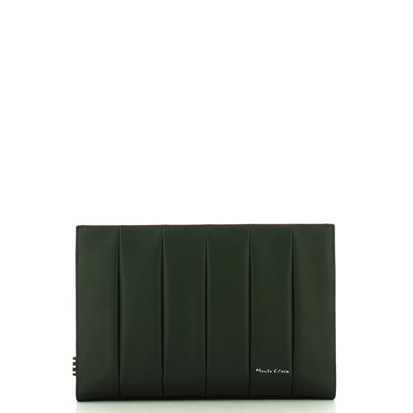 Una Borsa Pochette Bag Manila da portare a mano oppure a tracolla. Caratterizzata da effetto trapuntato sul davanti. Diversi scomparti interni tra cui uno a chiusura zip. Chiusura a zip a monte. Due le tracolle amovibili, una lunga in tono ed una a maglia corta. Metalleria color nero lucido. Pratica ed elegante allo stesso tempo.