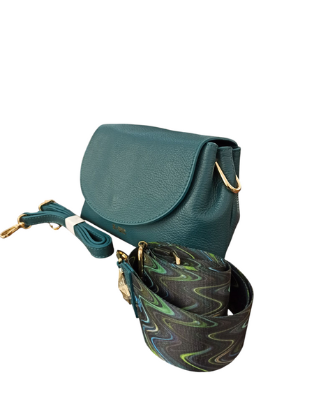 Borsa a Tracolla Modello Obona M★BRC di Massimo Braccialini realizzata in Vera Pelle di Colore Ottanio. Chiusura con Patta Frontale e Bottone Magnetico.