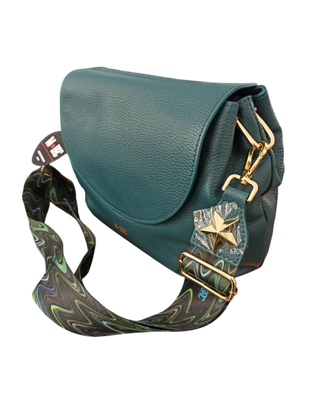 Borsa a Tracolla Modello Obona M★BRC di Massimo Braccialini realizzata in Vera Pelle di Colore Ottanio. Chiusura con Patta Frontale e Bottone Magnetico.