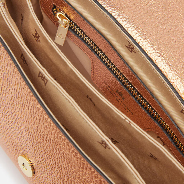 Una Borsa Elegante da portare a mano oppure a scelta mediante le due tracolle removibili in dotazione. Realizzata in morbida pelle di Vitello dal colore metallico e grintoso.