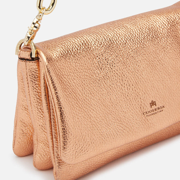 Una Borsa Elegante da portare a mano oppure a scelta mediante le due tracolle removibili in dotazione. Realizzata in morbida pelle di Vitello dal colore metallico e grintoso.