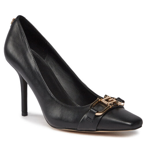 Eleganti e Sofisticate Décolleté di Colore Nero Realizzate in Vera Pelle con Dettaglio oro frontale. Caratterizzato da una Punta a taglio Quadro ideale per un Outfit Casula Chic.