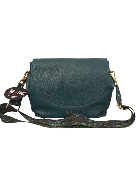 Borsa a Tracolla Modello Obona M★BRC di Massimo Braccialini realizzata in Vera Pelle di Colore Ottanio. Chiusura con Patta Frontale e Bottone Magnetico.