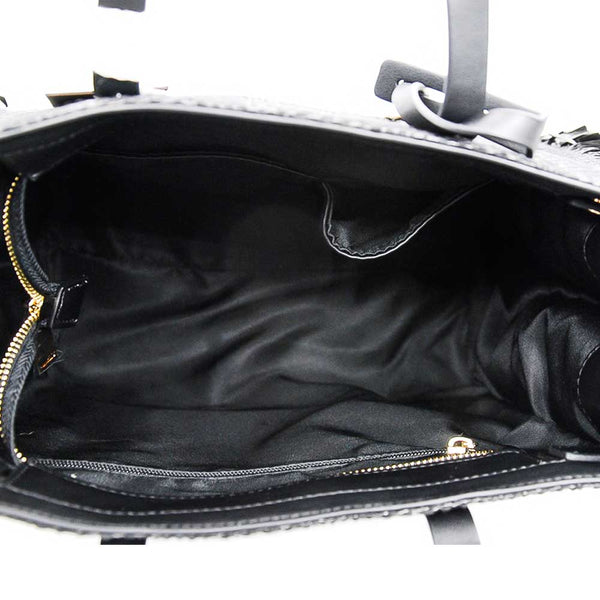 Una Borsa da portare a spalla Manila Grace dalle dimensioni medio grandi, semirigida, pratica e capiente. Di colore nero realizzata effetto intreccio con materiale sintetico. Internamente rivestita in tessuto con comode tasche tra cui una con chiusura zip. Pendente gioiello Manila Grace in bella vista. Tracolla rimovibile. Sacca logata in dotazione per riporla.