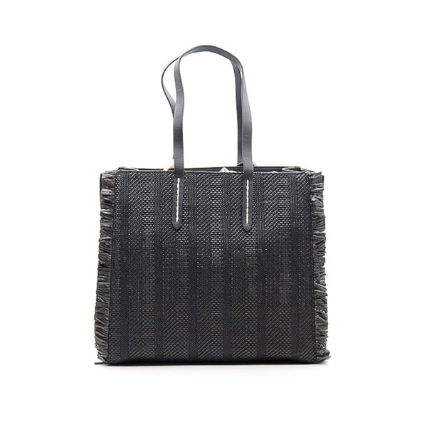 Una Borsa da portare a spalla Manila Grace dalle dimensioni medio grandi, semirigida, pratica e capiente. Di colore nero realizzata effetto intreccio con materiale sintetico. Internamente rivestita in tessuto con comode tasche tra cui una con chiusura zip. Pendente gioiello Manila Grace in bella vista. Tracolla rimovibile. Sacca logata in dotazione per riporla.