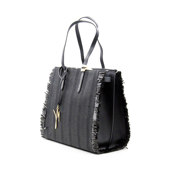 Una Borsa da portare a spalla Manila Grace dalle dimensioni medio grandi, semirigida, pratica e capiente. Di colore nero realizzata effetto intreccio con materiale sintetico. Internamente rivestita in tessuto con comode tasche tra cui una con chiusura zip. Pendente gioiello Manila Grace in bella vista. Tracolla rimovibile. Sacca logata in dotazione per riporla.