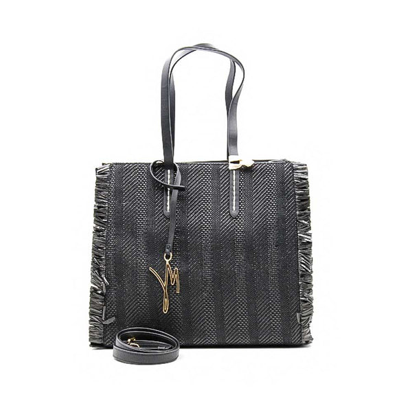 Una Borsa da portare a spalla Manila Grace dalle dimensioni medio grandi, semirigida, pratica e capiente. Di colore nero realizzata effetto intreccio con materiale sintetico. Internamente rivestita in tessuto con comode tasche tra cui una con chiusura zip. Pendente gioiello Manila Grace in bella vista. Tracolla rimovibile. Sacca logata in dotazione per riporla.