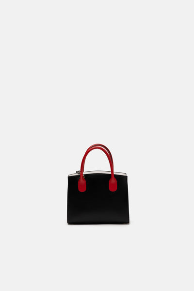 Una Mini Bag da portare a mano oppure a tracola (amovibile). Tre i colori predominanti, il nero il rosso e il bianco. Elegante e con un fascino Vintage. Curata nei minimi particolari per non passare inosservata. Catena a maglia per portarla a spalla amovibile, caratterizzata da doppio colore. Trattandosi di Vera Pelle trattata e rifinita artigianalmente, il vostro accessorio sarà durevole nel tempo e sempre attuale.