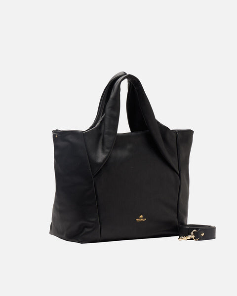 Una Borsa Shopping morbidissima nella colorazione nera realizzata in Vitello nappato. Comoda da portare a mano oppure mediante tracolla amovibile. Ampia internamente, rivestita in tessuto logato con scomparto a chiusura zip. Elegante la metalleria color oro. Logo stampato a caldo sulla parte frontale. Trattandosi di Vera Pelle trattata e rifinita artigianalmente, il vostro accessorio sarà durevole nel tempo e sempre attuale.