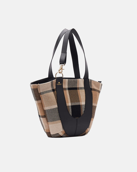 Una Borsa Shopping dal carattere Vintage, realizzata in tessuto Jacquard misto cotone e lana, dalla trama consistente e ricca e un particolare intreccio tartan in colorazioni neutre, da indossare ogni giorno. I dettagli sono realizzati in pelle palmellata. Sicuramente Elegante con uno Stile tutto suo. Internamente rivestita in tessuto logato con pratica tasca zip. Un unico grande scomparto a chiusura zip. 