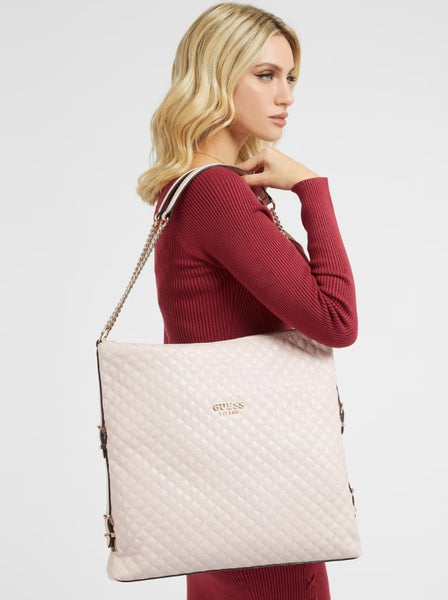 Borsa Shopper Guess da portare a Spalla nella colarazione Rosa. Scomparti interni tra cui uno a chiusura zip. Effetto trapuntato. Adatta anche come borsa da lavoro.