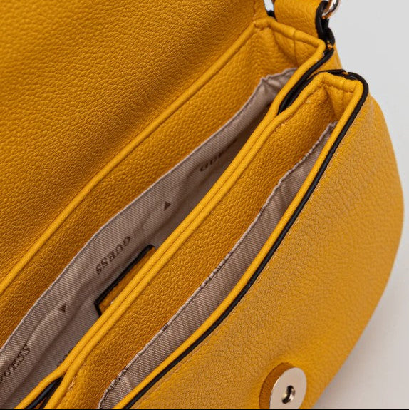 Borsa a  tracolla guess modello calebra di colore giallo marigold.