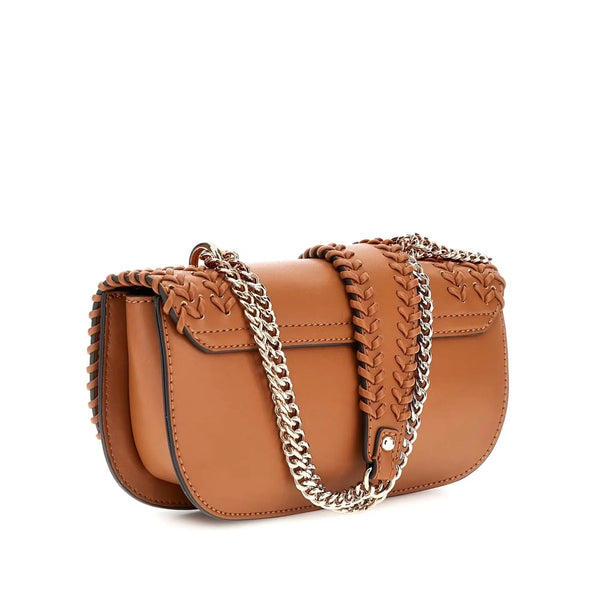Vista di tre quarti posteriore della borsa Guess Tatum color caramello, che mostra la patta con bordi intrecciati e la tracolla a catena argentata corta a spalla.