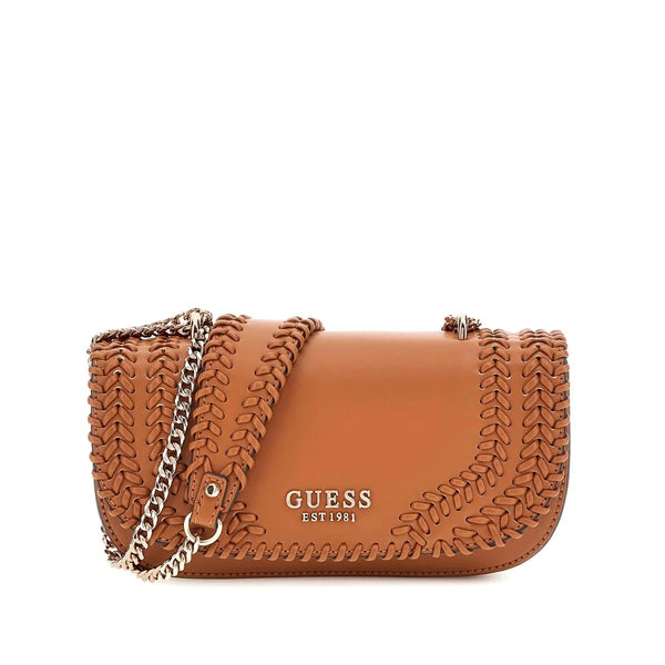 Vista frontale della borsa a spalla Guess Tatum color cuoio con motivo intrecciato sui profili, logo Guess Est 1981 argentato e catena metallica lucida.