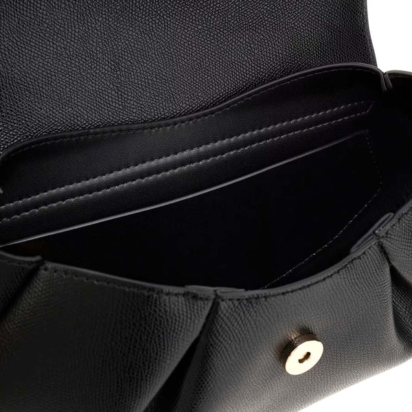 Una visualizzazione dall'alto dell'interno aperto della borsa a tracolla Guess Amorette nera, che rivela lo scomparto principale, la tasca interna con cerniera e il divisorio. Si notano i pulsanti magnetici argentati sulla patta e dorati sul corpo principale.
