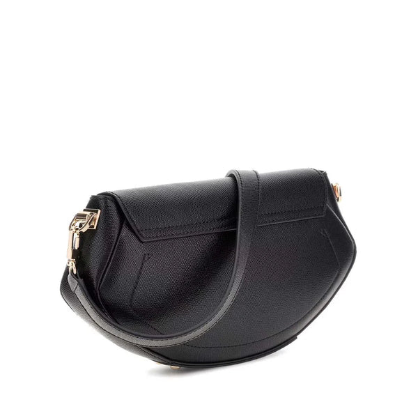 Una visualizzazione posteriore di tre quarti della borsa a tracolla Guess Amorette nera, che mostra la pulizia delle sue linee e la tasca piatta esterna posteriore. Sono visibili anche i moschettoni metallici dorati che collegano la tracolla alla borsa.