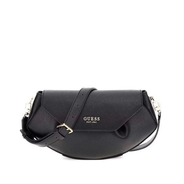 Una visualizzazione frontale ravvicinata della borsa a tracolla Guess Amorette nera, che mostra la sua silhouette geometrica a mezzaluna, la texture fine saffiano, la piega asimmetrica alla base e il logo "GUESS EST 1981" in lettere metalliche dorate sulla patta.