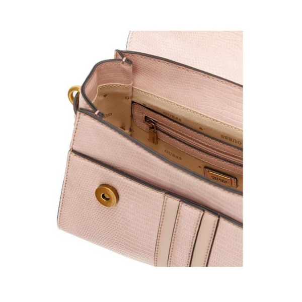 Dettaglio interno della borsa Guess Ginevra aperta, che mostra la fodera beige logata, lo scomparto principale, la tasca interna di sicurezza con cerniera e la chiusura con bottone magnetico a scomparsa.