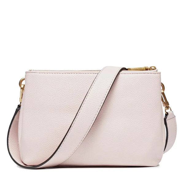 Vista posteriore della borsa Guess Laryn Light Rose in ecopelle martellata morbida, con focus sulla tracolla comfort sganciabile e sul retro dalle linee pulite e minimali.