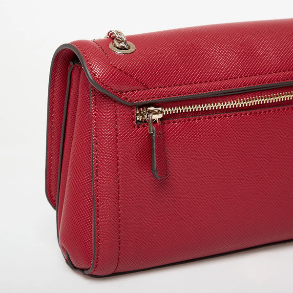 Dettaglio ravvicinato della parte posteriore della borsa Guess Noelle rossa in ecopelle saffiano, con focus sulla tasca esterna con cerniera lampo e sulla tracolla a catena argentata che passa attraverso gli occhielli superiori.