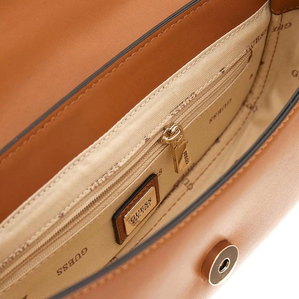 Dettaglio interno della borsa aperta Guess Tatum Caramel, che mostra la fodera beige logata, lo scomparto, la tasca interna con zip e la chiusura magnetica.