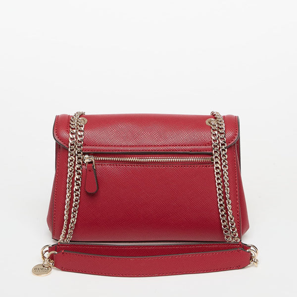 Vista posteriore completa della borsa Guess Noelle rossa, che evidenzia la tasca con zip sul retro e la tracolla a catena scorrevole con spallaccio in ecopelle coordinato e charm medaglione metallico.