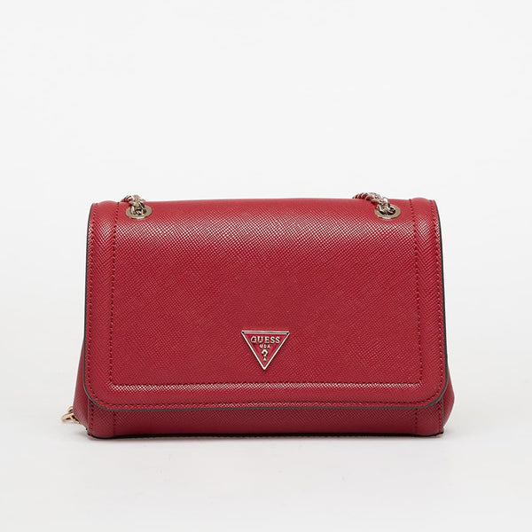 Vista frontale della borsa a spalla Guess Noelle in ecopelle saffiano rossa su sfondo bianco, caratterizzata dalla patta geometrica, dal logo metallico a triangolo Guess USA e dalla tracolla a catena.