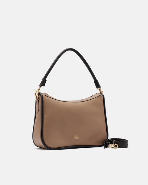 Borsa a Tracolla Modello Linda nella variante Hobo Toupe. Dalle dimensioni medio grandi ed elegante e raffinata nel design. Un ampio scomparto a chiusura zip. Due le tracolle in dotazione per una doppia portabilità.